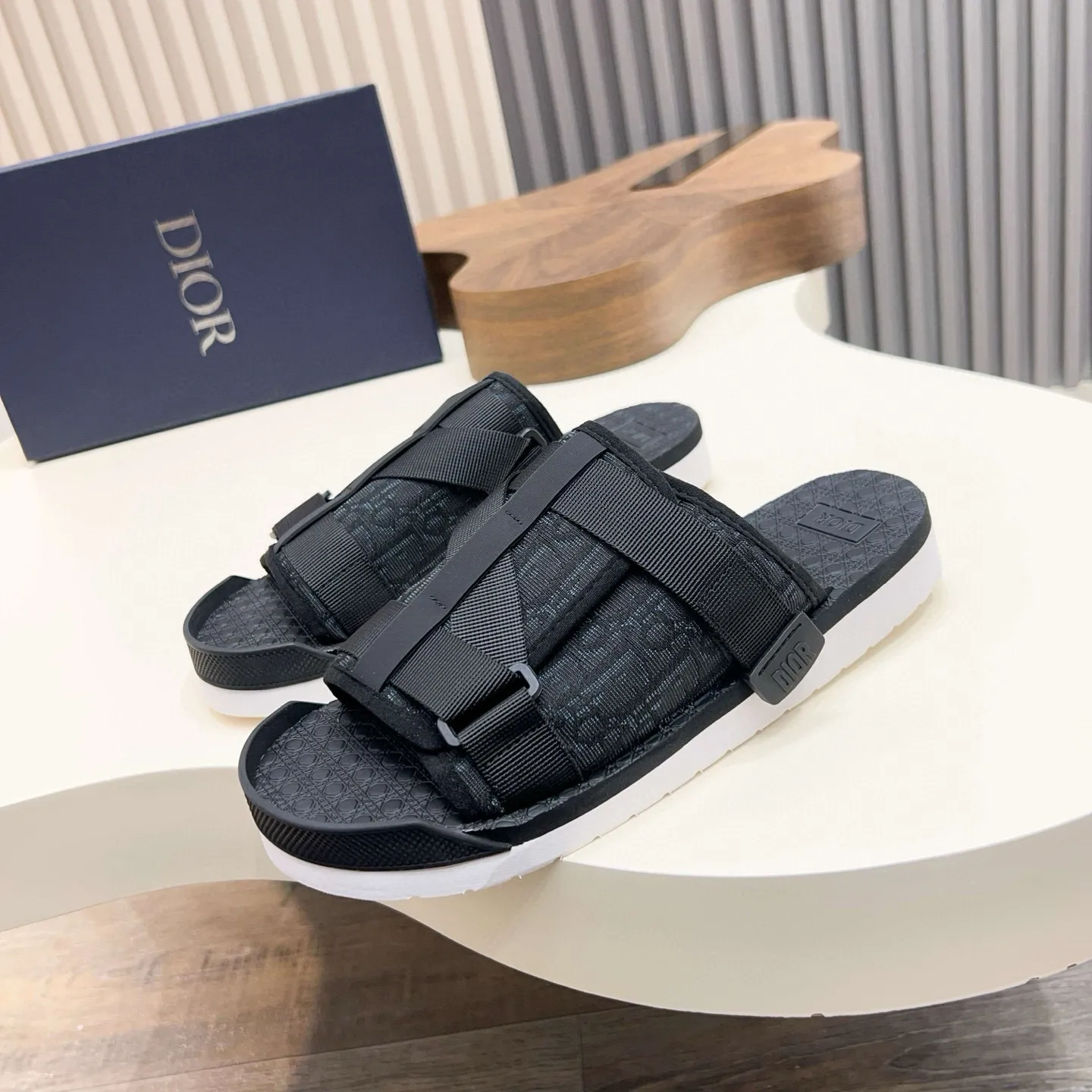 Factory price: 280💰Dior Alias ​​men's leather slippers. This Alias ​​sandal is a new summer product, showing a casual and elegant style. Carefully crafted from grained cow leather and Oblique printed fabric, with cowhide lining! Cross-strap design with metal-clad brass CD Diamond logo. The imported cowhide leather and rubber sole adds sophistication and comfort, while Oblique print-effect anti-slip panels add style. Size: 38-44 (45 customized)